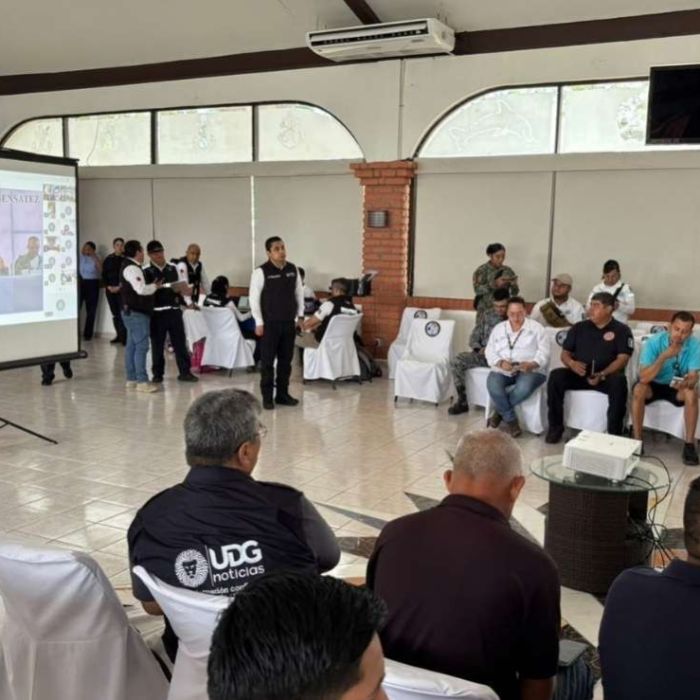 Instalan tres puestos de mando ante llegada del huracán Simón a Jalisco y Colima