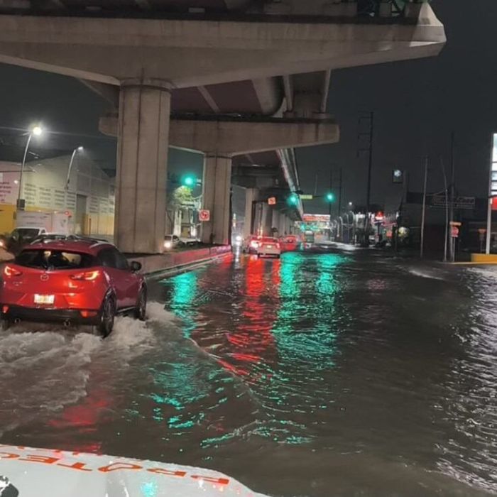 Lluvias dejan inundaciones, vehículos varados y cierres viales en Nuevo León