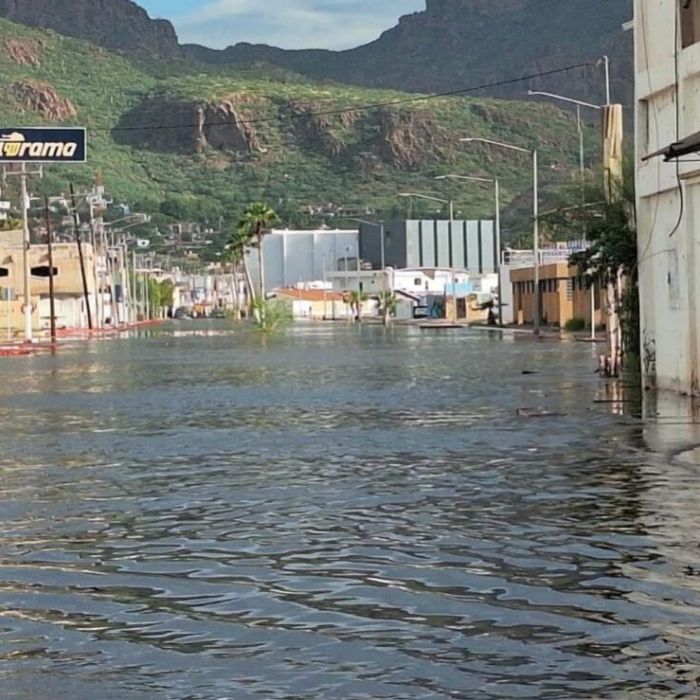 Marea alta inunda calles y viviendas en Guaymas y Empalme, Sonora