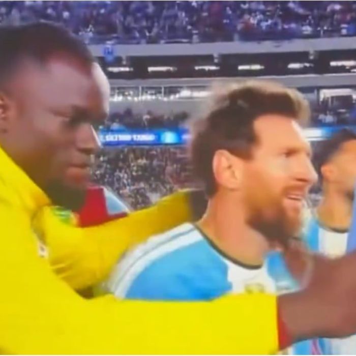 Messi es criticado por alejarse de un jugador de Benín que buscaba una foto