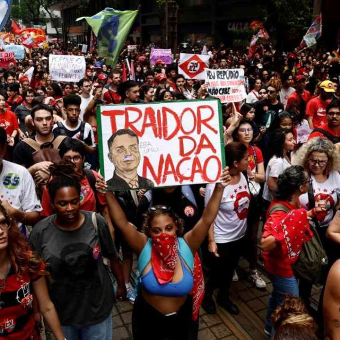 Miles marchan en Río de Janeiro contra Flávio Bolsonaro antes de la segunda vuelta en Brasil