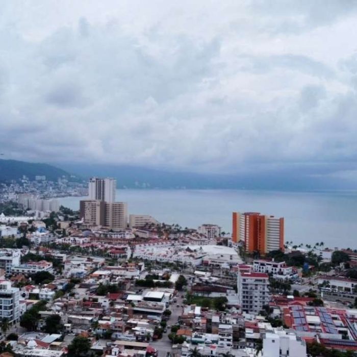 Puerto Vallarta se prepara ante la llegada del huracán Simón