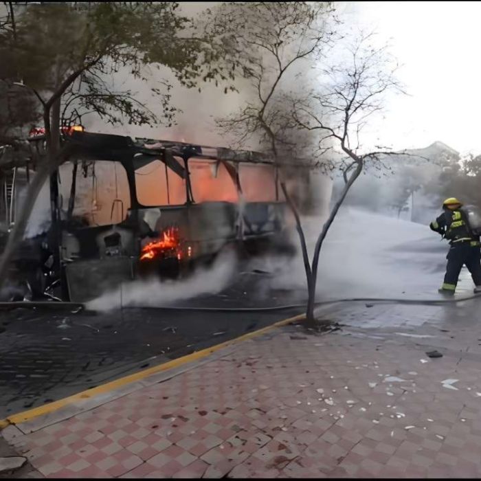 Se incendia camión del transporte público en el Centro de Guadalajara; no hay personas lesionadas