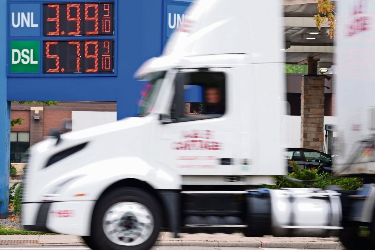 trump-firma-orden-para-permitir-temporalmente-el-uso-de-diesel-rojo-en-carreteras-de-eu