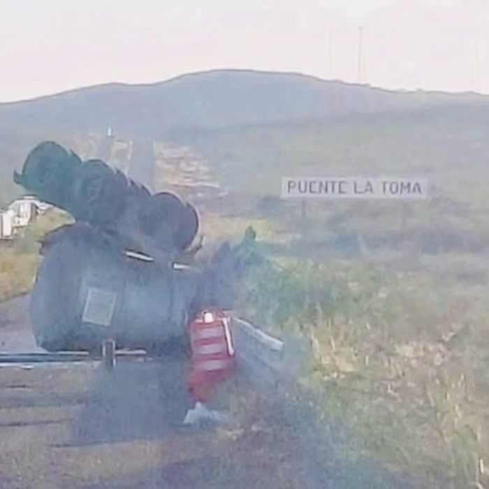 Vuelca remolque con aditivo para combustible y cierran carretera Agua Prieta–Cananea