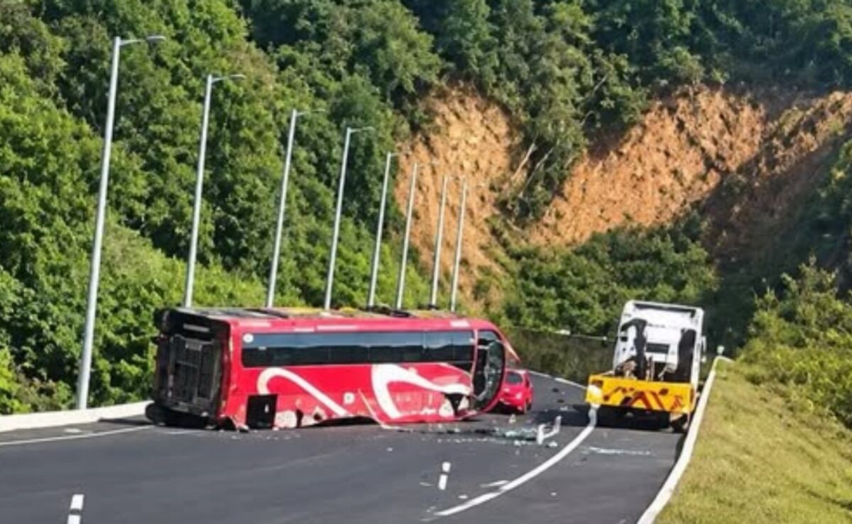 accidente-de-autobus-turistico-deja-una-mujer-muerta-y-14-heridos-en-maltrata