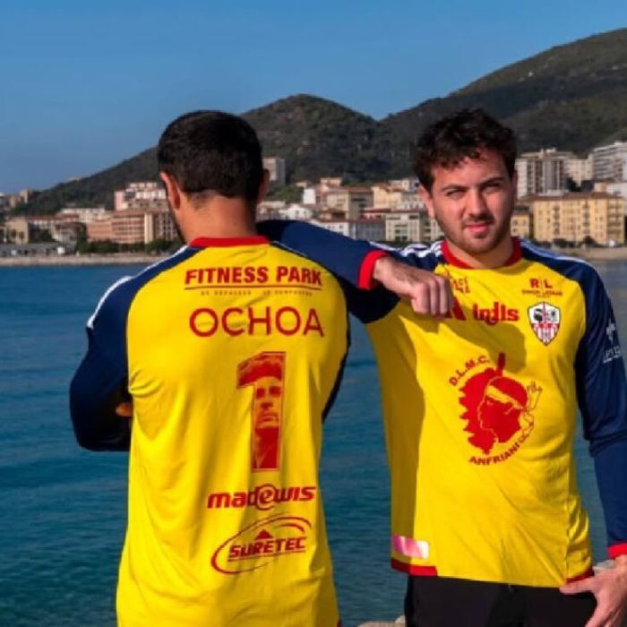 Ajaccio lanza jersey especial en homenaje a Guillermo Ochoa