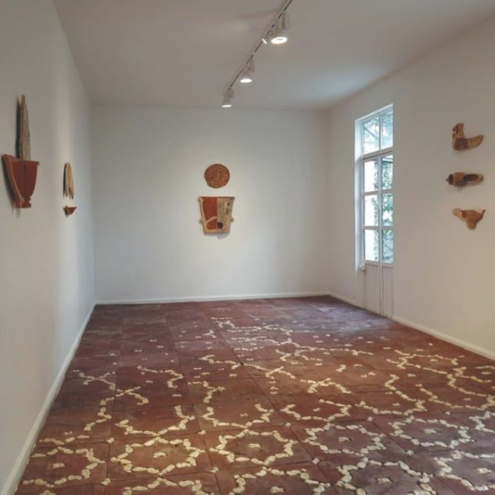 Asunción Molinos explora las huellas de la colonización en una exposición en Ciudad de México