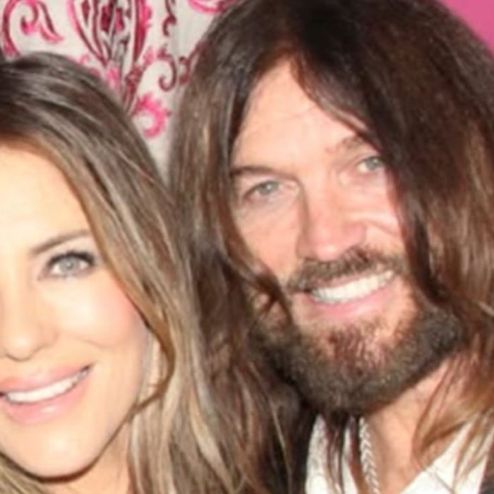Billy Ray Cyrus y Elizabeth Hurley estarían comprometidos tras más de un año de relación