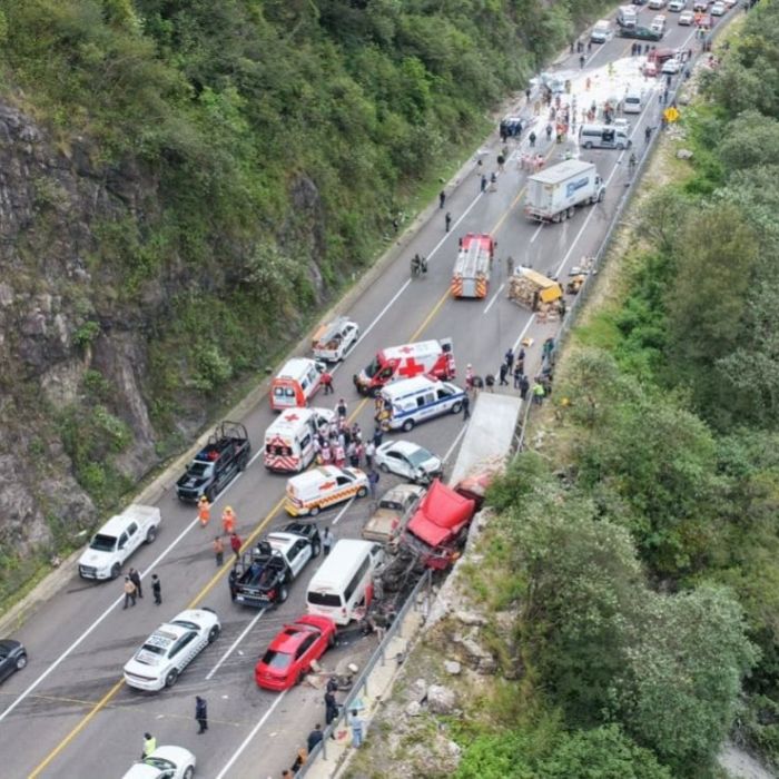 Carambola en autopista de Chiapas deja dos muertos y 14 lesionados