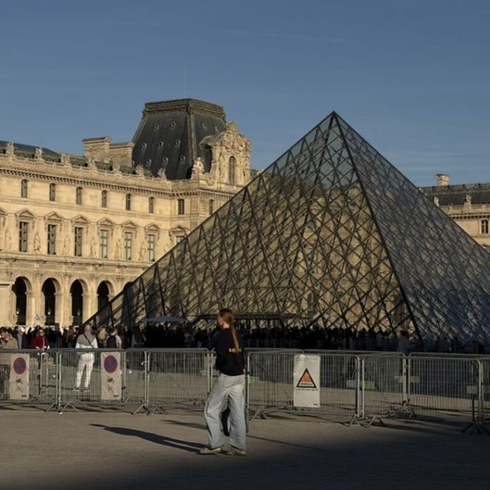 Director del Louvre espera recuperar las joyas de la Corona francesa robadas en 2025