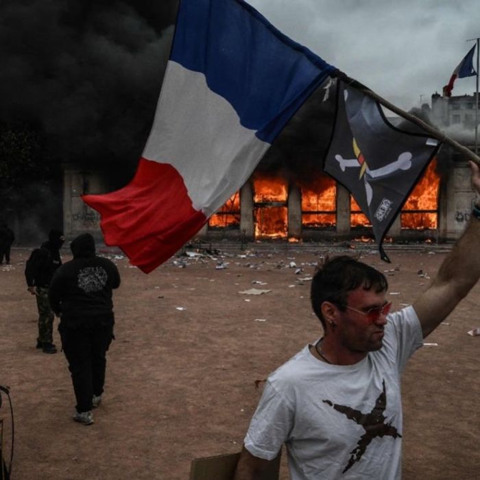 Disturbios en Francia dejan un joven con una mano amputada durante protesta por el encarecimiento de la vida