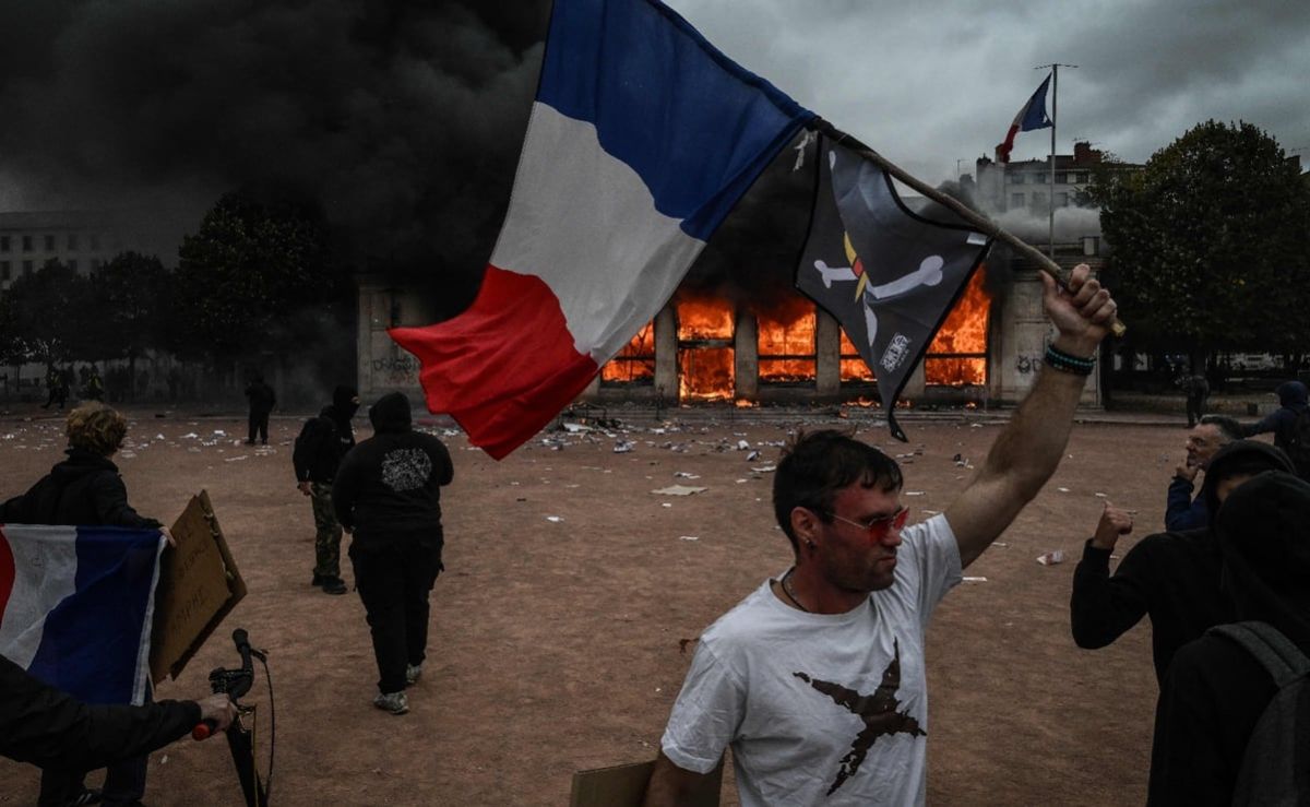 disturbios-en-francia-dejan-un-joven-con-una-mano-amputada-durante-protesta-por-el-encarecimiento-de-la-vida