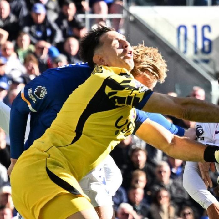 Emiliano “Dibu” Martínez sale en camilla tras fuerte choque en el Everton-Chelsea