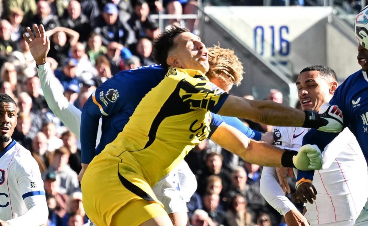 emiliano-dibu-martinez-sale-en-camilla-tras-fuerte-choque-en-el-everton-chelsea
