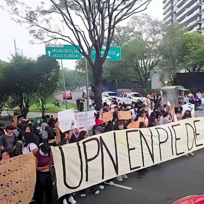 Estudiantes de la UPN bloquean Periférico y Picacho-Ajusco para exigir diálogo