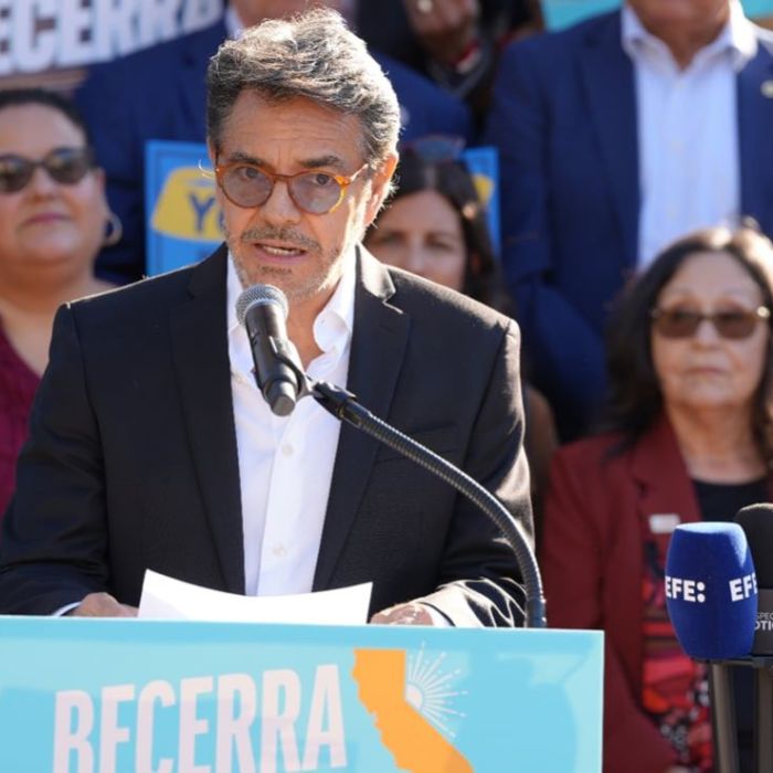 Eugenio Derbez denuncia intimidación contra latinos y respalda a Xavier Becerra