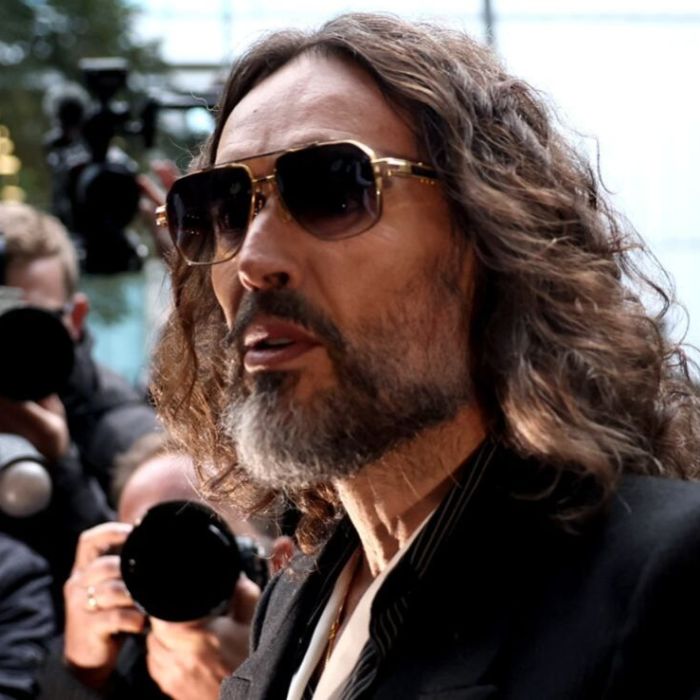 Fiscalía británica acusa a Russell Brand de ser un depredador sexual durante el inicio del juicio