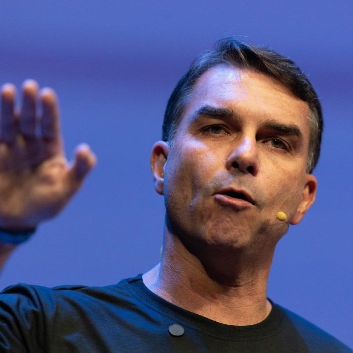 Flávio Bolsonaro cambia de postura y apoyará reducir la jornada laboral en Brasil