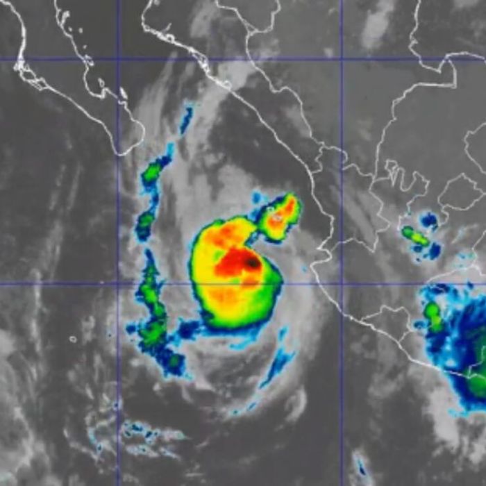 Huracán Simon se mantiene como categoría 1 y afecta costas de Nayarit, Jalisco y Sinaloa