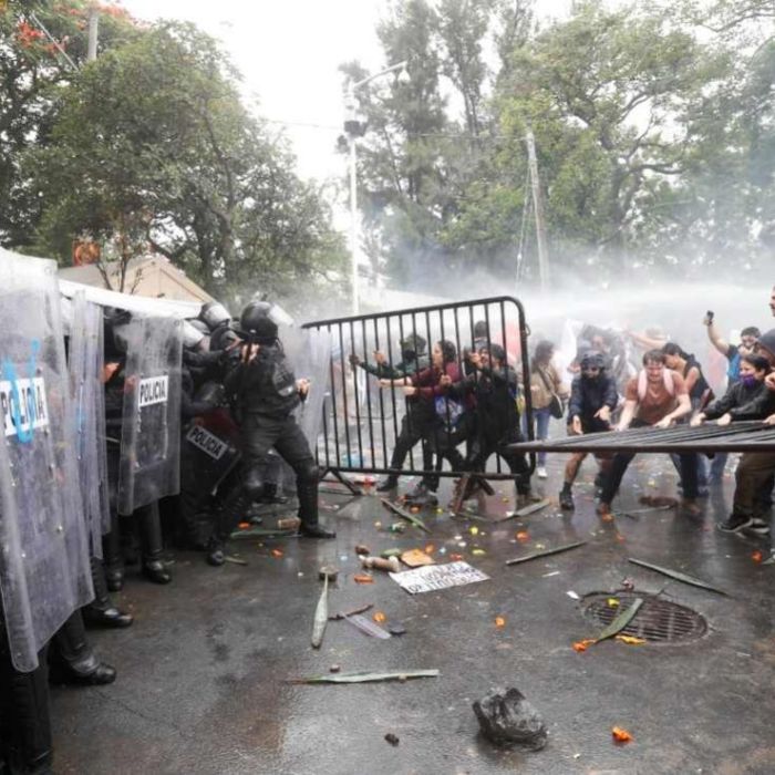 Investigan a dos policías y un bombero por presunto uso excesivo de la fuerza en protesta por el agua en Guadalajara