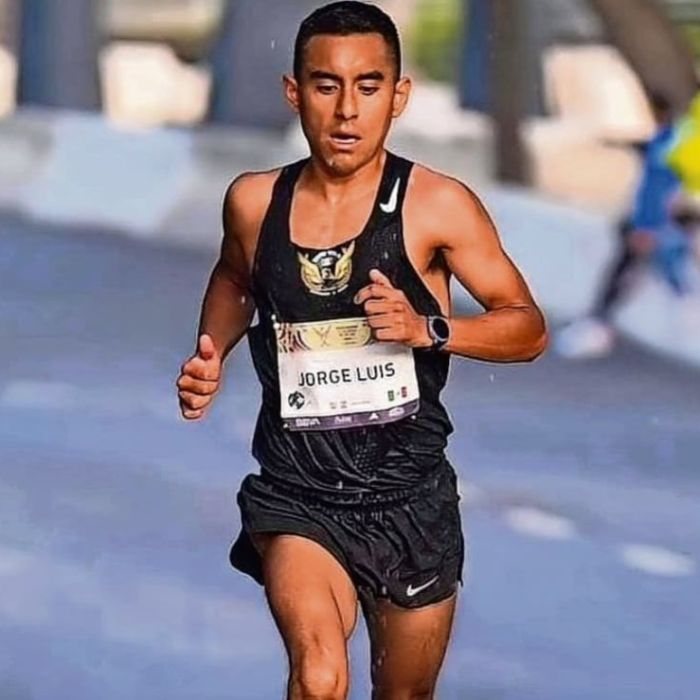 Jorge Luis Cruz dejó la oficina para perseguir su sueño en el atletismo
