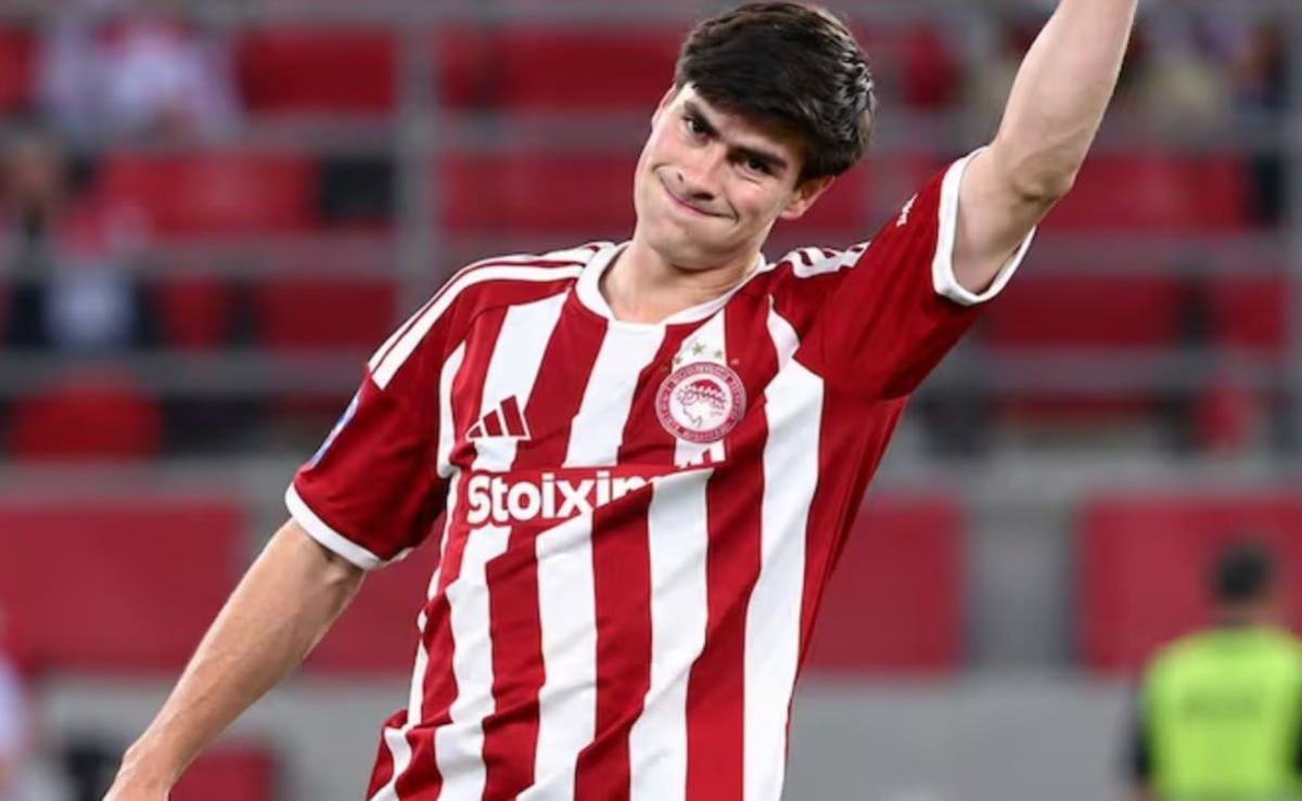la-hormiga-gonzalez-regala-su-jersey-a-aficionado-mexicano-tras-triunfo-del-olympiacos