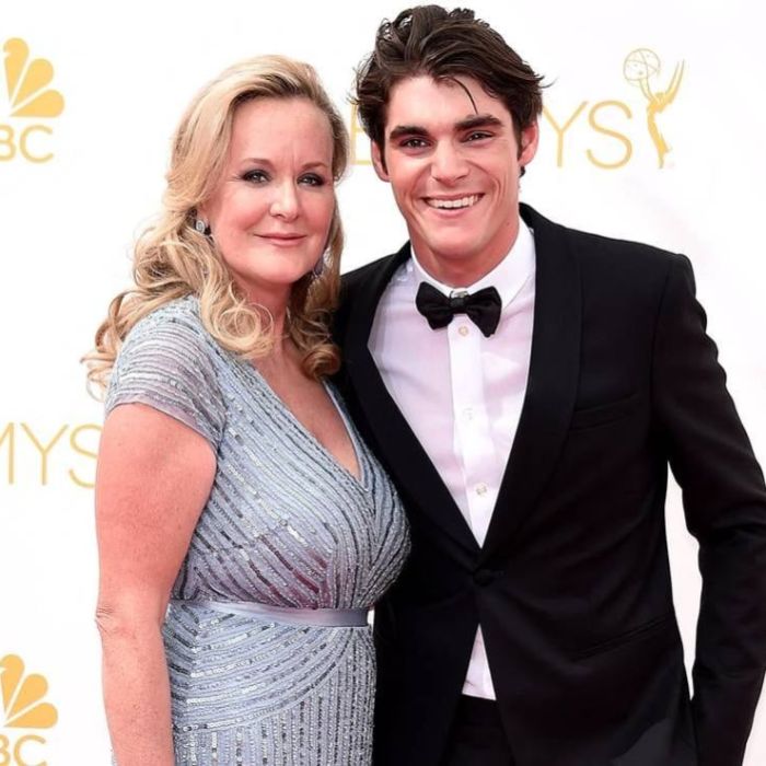 La madre de RJ Mitte recuerda el dolor de encontrarlo sin vida y lamenta no haber podido ayudarlo