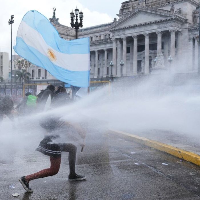 Manifestantes y policías chocan durante marcha por el financiamiento universitario en Argentina