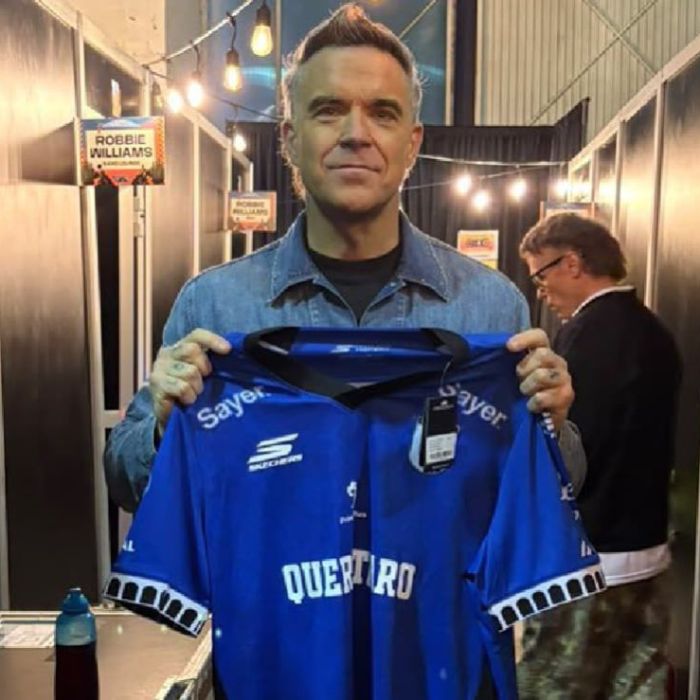Robbie Williams presume la camiseta de los Gallos Blancos de Querétaro