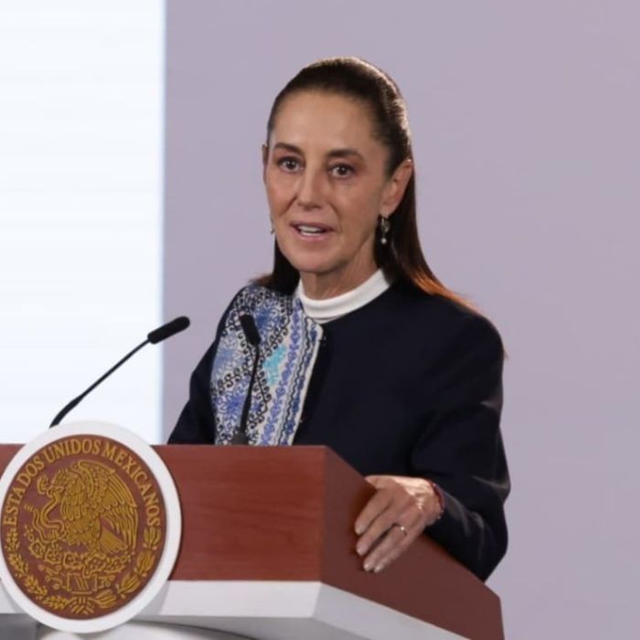 Sheinbaum defiende el modelo de “primero los pobres” y niega traicionar a la 4T