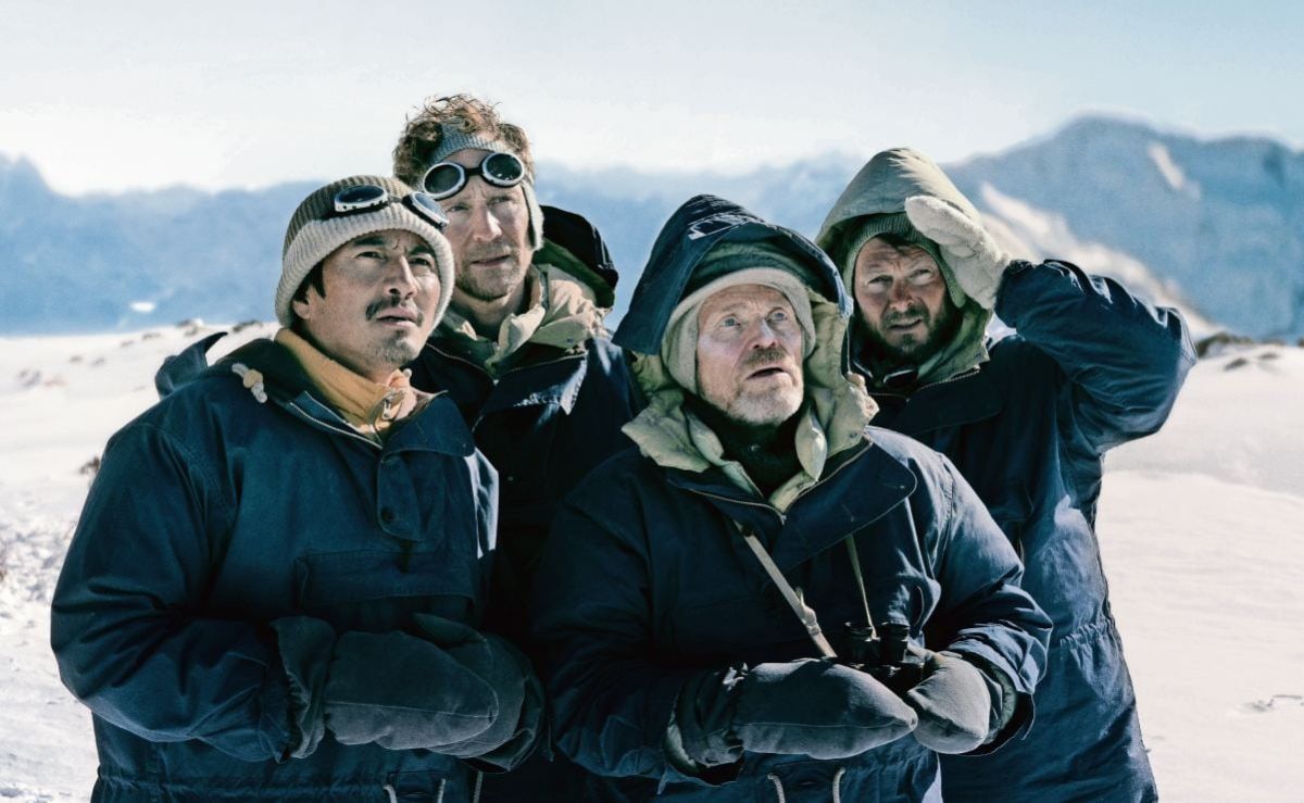 tom-hiddleston-enfrenta-sus-limites-al-filmar-tenzing-en-el-himalaya