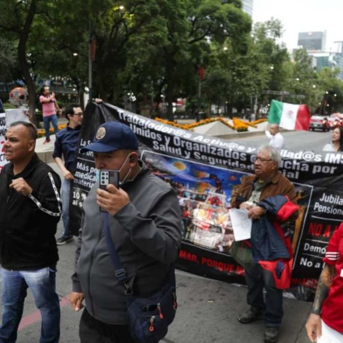 Trabajadores del IMSS bloquean intermitentemente Paseo de la Reforma y exigen salida de Rafael Olivos
