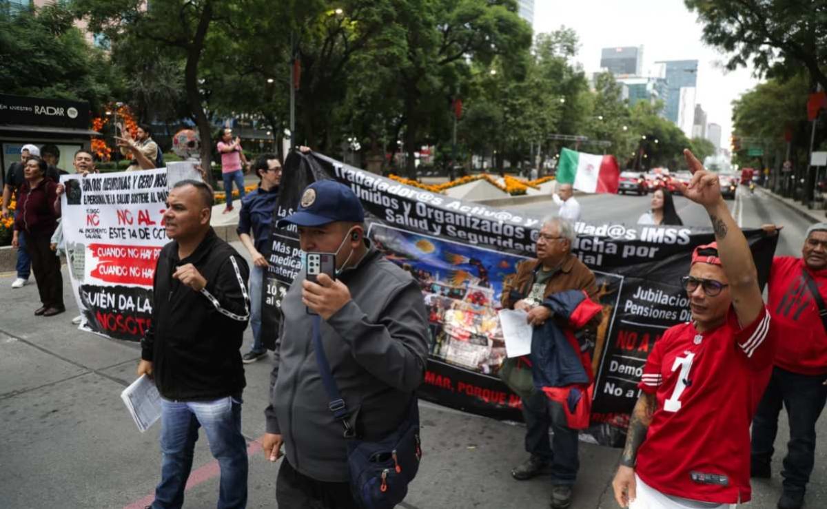 trabajadores-del-imss-bloquean-intermitentemente-paseo-de-la-reforma-y-exigen-salida-de-rafael-olivos